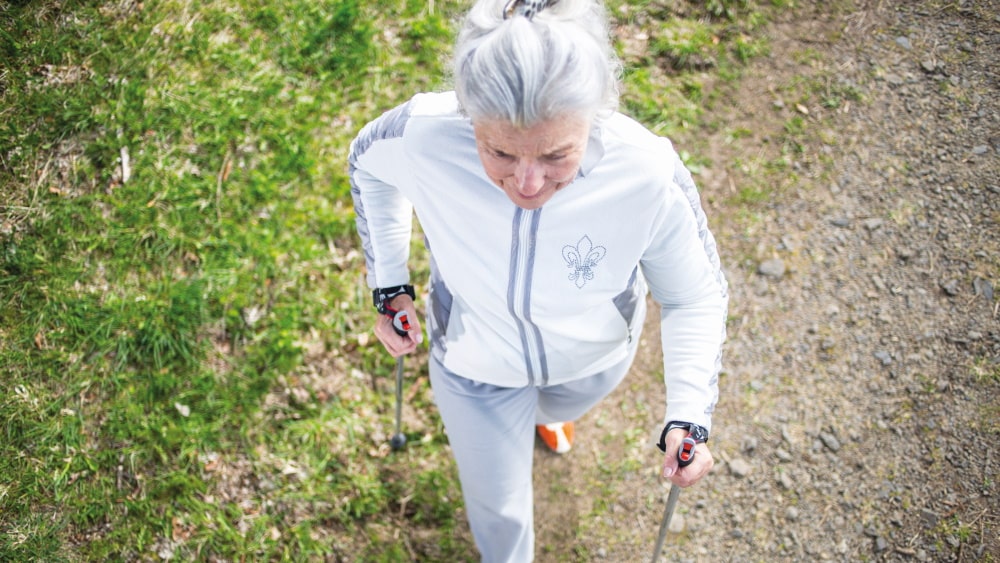 mujer mayor caminando al estilo nórdico