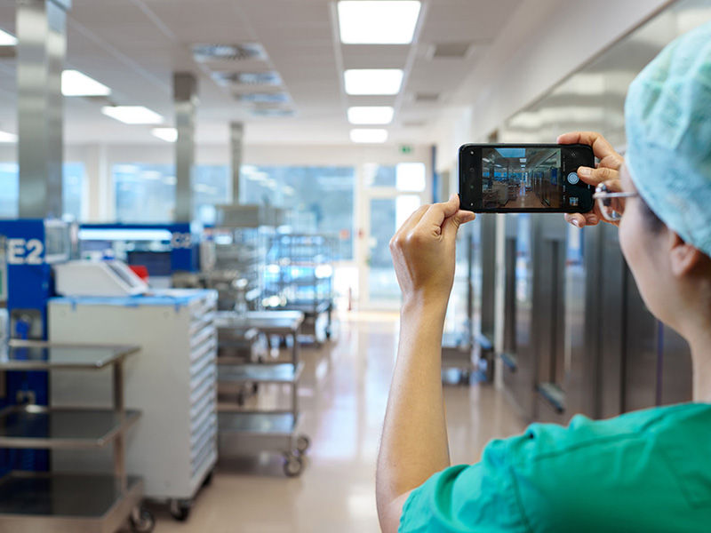 El empleado escanea el departamento de CSSD con una cámara de 360° en su dispositivo móvil