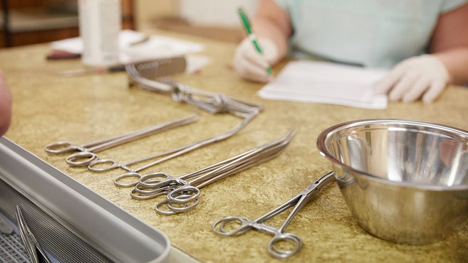 Empleado de CSSD que gestiona instrumentos quirúrgicos en la CSSD