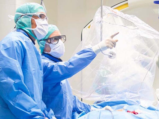 Cardiólogos intervencionistas que trabajan en el laboratorio de catéteres​