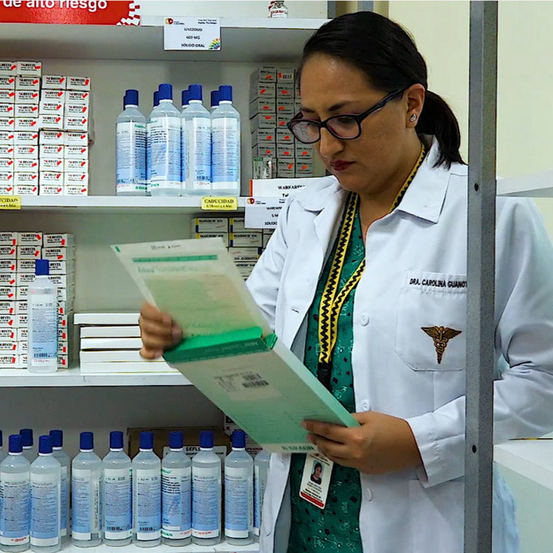 Profesional sanitaria mirando los apósitos Askina