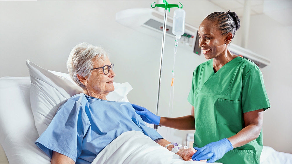 Profesional sanitario asistiendo a un paciente durante la terapia intravenosa