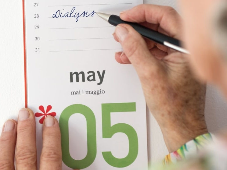 mujer mayor toma notas en el calendario