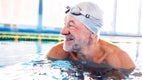 Hombre mayor en la piscina: Estoy orgulloso de mí mismo por dar este paso. Nadar es una sensación estupenda y posible con un estoma.