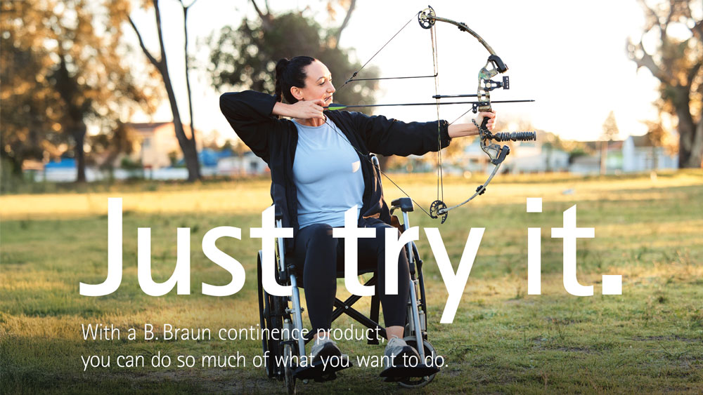 Una persona en silla de ruedas practicando arqueo al aire libre, apuntando a un arco compuesto con árboles y hierba en segundo plano. El texto de la imagen dice: "Simplemente pruébalo. Con un producto para la continencia de B. Braun, puede hacer muchas cosas."
