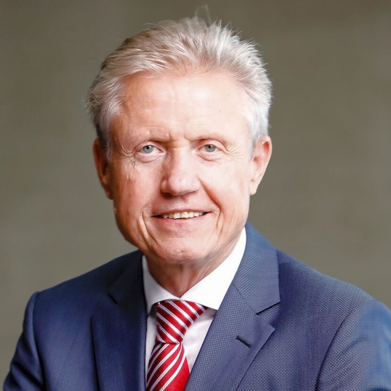 Retrato del profesor René Fortelny con ropa de trabajo mirando con confianza a la cámara